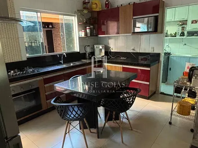 Sobrado 3 quartos e 4 banheiros, à venda, no bairro Moinho dos Ventos em Goiânia