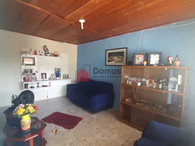 Casa com 1000m², à venda, no bairro Parque Lago Azul em Pindamonhangaba
