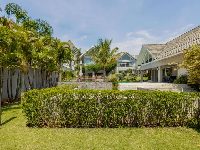 Casa com 1960m² 4 quartos e 8 banheiros, à venda ou para alugar, no bairro Residencial Tamboré em Barueri