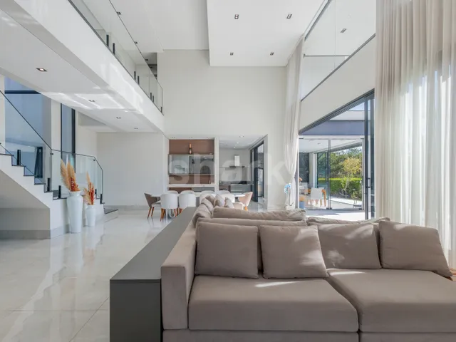 Casa com 780m² 4 quartos e 6 banheiros, à venda, no bairro Alphaville em Santana de Parnaíba