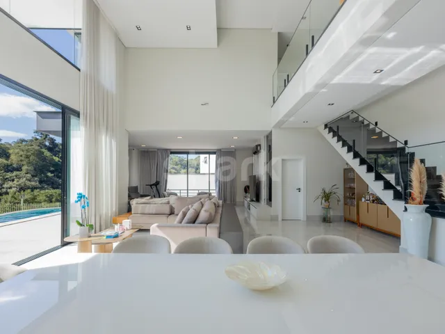 Casa com 780m² 4 quartos e 6 banheiros, à venda, no bairro Alphaville em Santana de Parnaíba