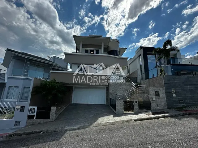 Casa com 360m² 4 quartos e 3 banheiros, à venda, no bairro Pedra Branca em Palhoça