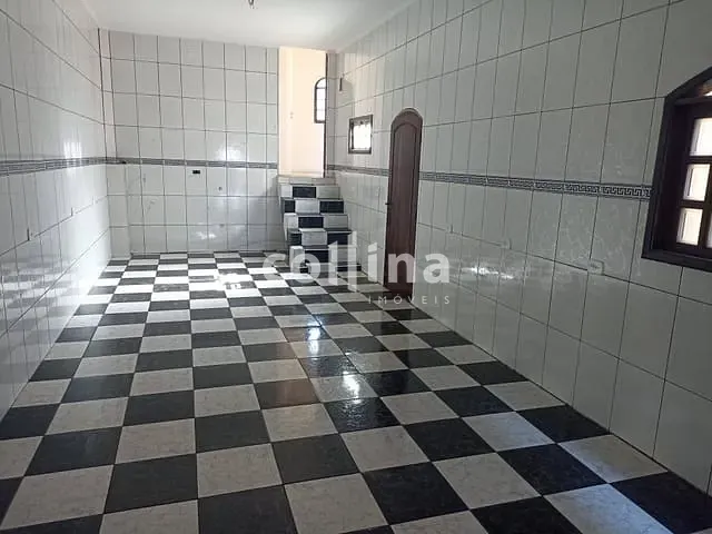 Casa com 300m² 5 quartos e 4 banheiros, à venda, no bairro Parque Santa Teresa em Carapicuíba