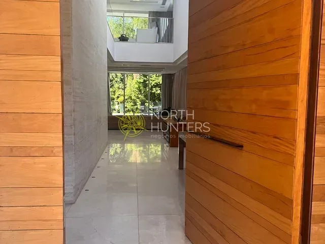 Casa com 1090m² 5 quartos e 7 banheiros, à venda ou para alugar, no bairro Jurerê Internacional em Florianópolis