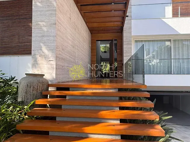 Casa com 1090m² 5 quartos e 7 banheiros, à venda ou para alugar, no bairro Jurerê Internacional em Florianópolis