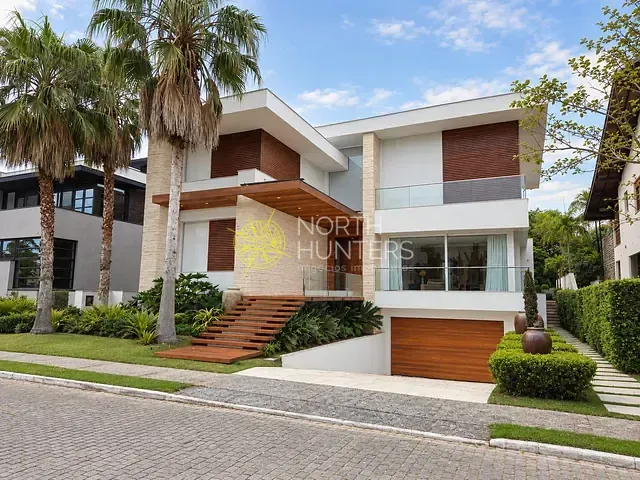 Casa com 1090m² 5 quartos e 7 banheiros, à venda ou para alugar, no bairro Jurerê Internacional em Florianópolis