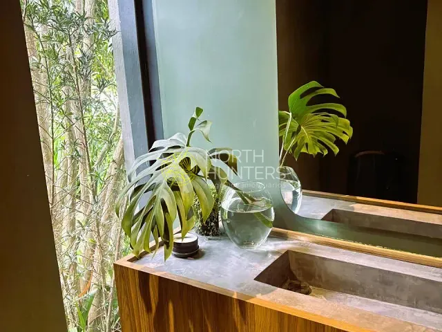 Casa com 450m² 4 quartos e 5 banheiros, à venda, no bairro Jurerê Internacional em Florianópolis