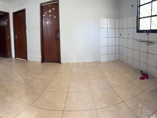 Casa com 250m² 2 quartos e 1 banheiro, para alugar, no bairro Conjunto Habitacional Ulysses Guimarães em Cambé