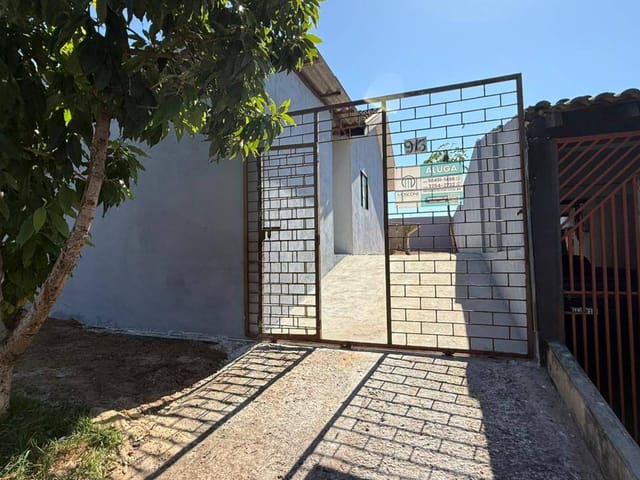 Casa com 250m² 2 quartos e 1 banheiro, para alugar, no bairro Conjunto Habitacional Ulysses Guimarães em Cambé