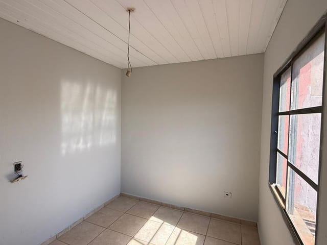 Casa com 250m² 2 quartos e 1 banheiro, para alugar, no bairro Conjunto Habitacional Ulysses Guimarães em Cambé