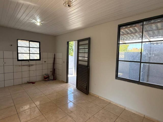 Casa com 250m² 2 quartos e 1 banheiro, para alugar, no bairro Conjunto Habitacional Ulysses Guimarães em Cambé