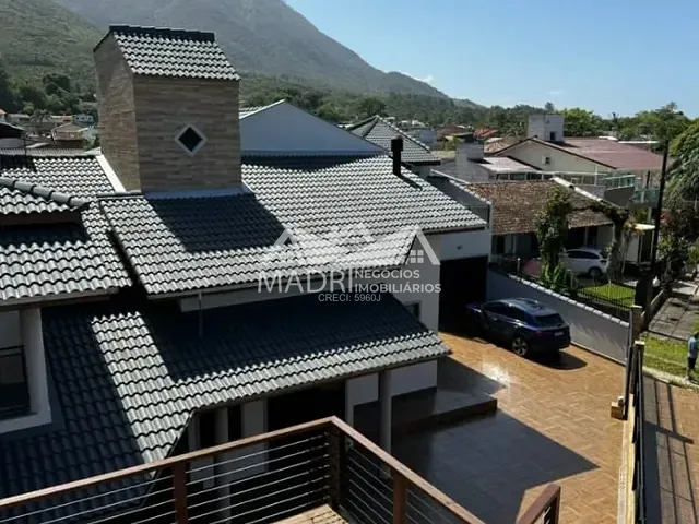 Casa 8 quartos e 9 banheiros, à venda, no bairro Praia de Fora em Palhoça