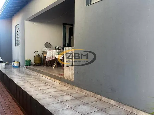 Casa com 300m² 3 quartos e 2 banheiros, à venda, no bairro Santa Mônica em Londrina