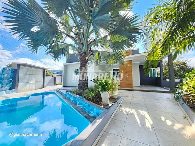 Casa com 500m² 4 quartos e 4 banheiros, à venda, no bairro Centro em Piratuba