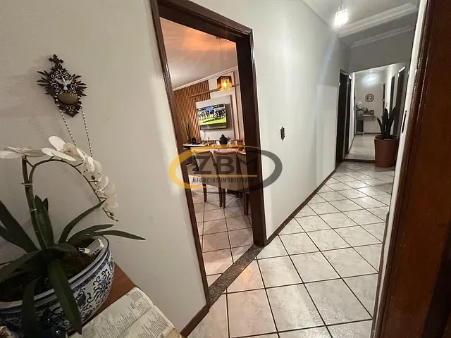 Casa com 250m² 3 quartos e 2 banheiros, à venda, no bairro Leonor em Londrina