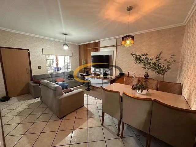 Casa com 250m² 3 quartos e 2 banheiros, à venda, no bairro Leonor em Londrina