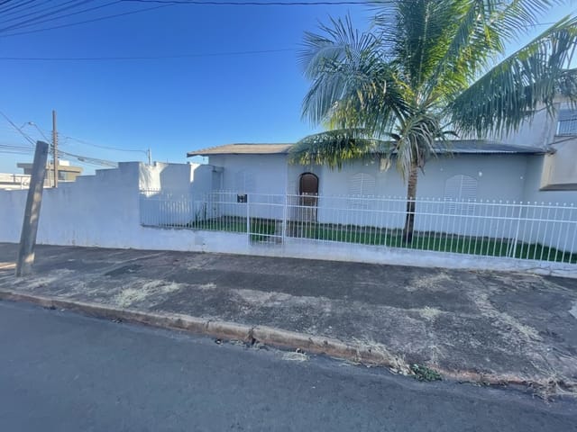 Casa com 304m² 2 quartos e 1 banheiro, à venda ou para alugar, no bairro Vila Santana em Cambé