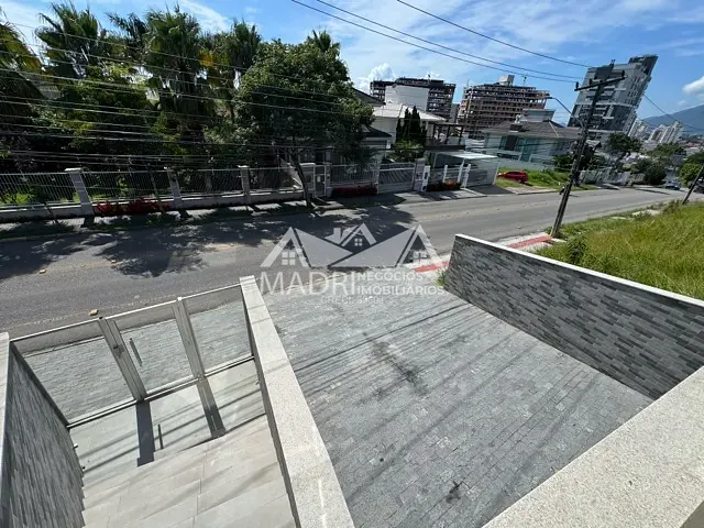 Casa com 240m² 3 quartos e 4 banheiros, à venda, no bairro Pedra Branca em Palhoça