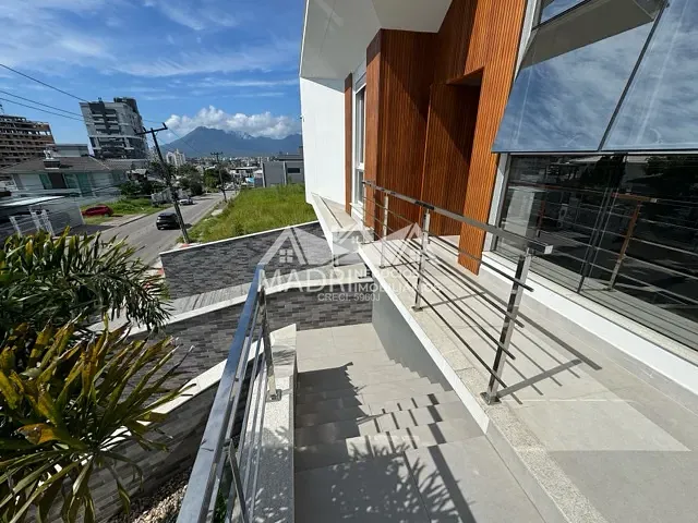 Casa com 240m² 3 quartos e 4 banheiros, à venda, no bairro Pedra Branca em Palhoça