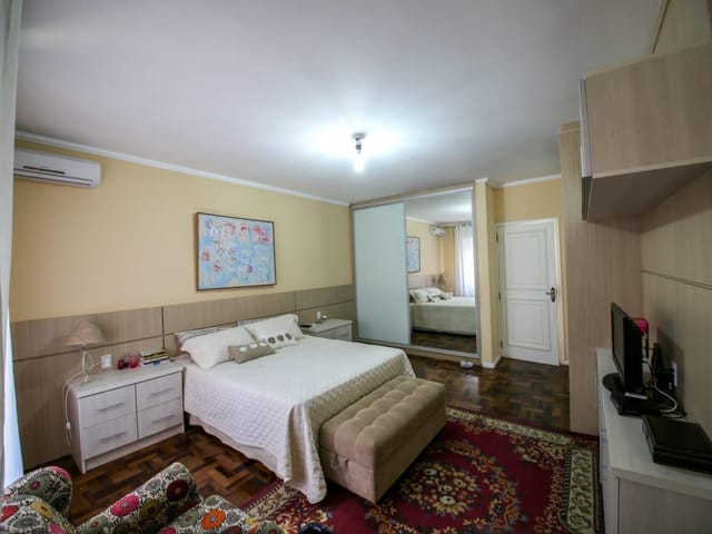 Casa com 1000m² 6 quartos e 5 banheiros, à venda, no bairro Laranjal em Pelotas