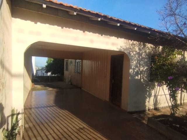 Casa com 450m² 4 quartos e 2 banheiros, para alugar, no bairro Centro em Rolândia