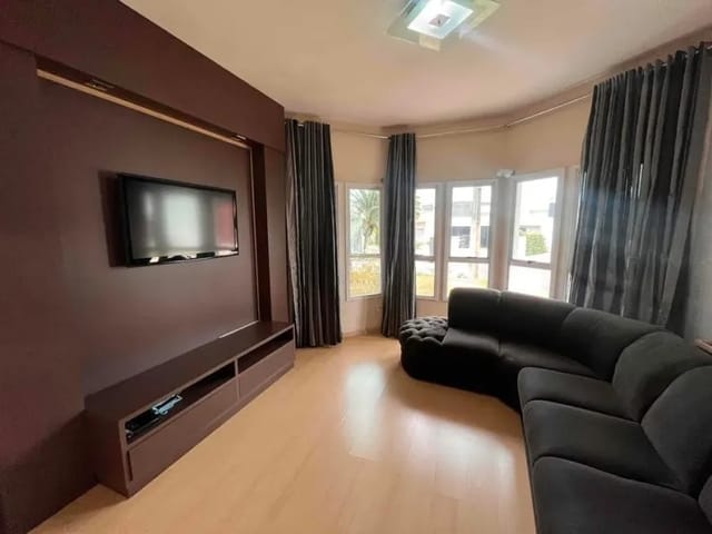 Casa com 1000m² 4 quartos e 6 banheiros, para alugar, no bairro Jardim Tarobá em Cambé