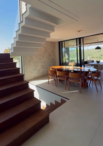 Casa com 530m² 4 quartos e 6 banheiros, à venda ou para alugar, no bairro Tamboré em Avenida Verão