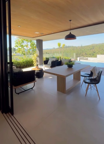 Casa com 530m² 4 quartos e 6 banheiros, à venda ou para alugar, no bairro Tamboré em Avenida Verão