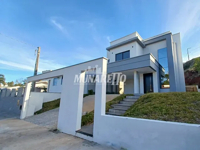 Casa 3 quartos e 3 banheiros, à venda, no bairro Parque de Exposições em Concórdia