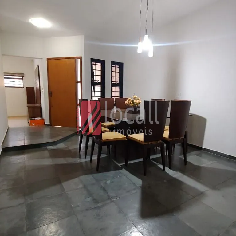 Casa com 3 quartos à venda, 184m² — foto 2 de 23