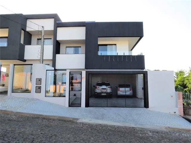 Casa com 180m² 3 quartos e 3 banheiros, à venda, no bairro Uvaranas em Ponta Grossa