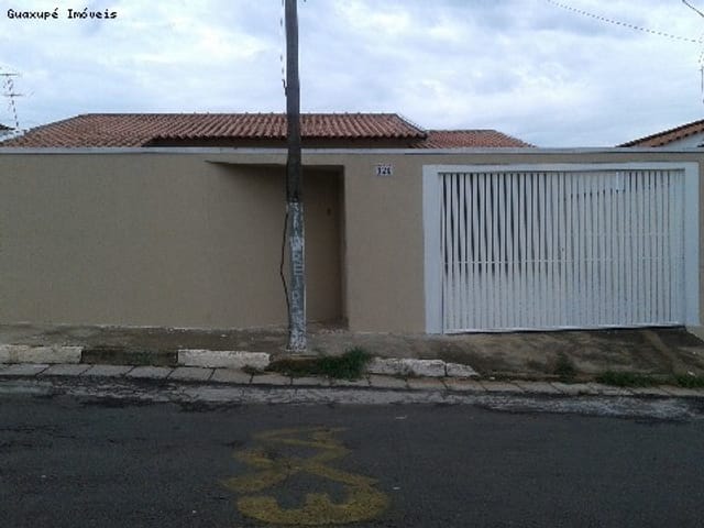 Foto do Casa - CASA LOCALIZADA PRÓXIMA A AVENIDA DONA FLORIANA, COM TODA INFRAESTRUTURA, RECÉM REFORMADA, 3 DORMITÓRIOS SENDO UM SUÍTE, SALA P 2 AMBIENTES, COZINHA, LAVANDERIA, GARAGEM AMPLA E QUINTAL. | Guaxupé Imóveis Ltda