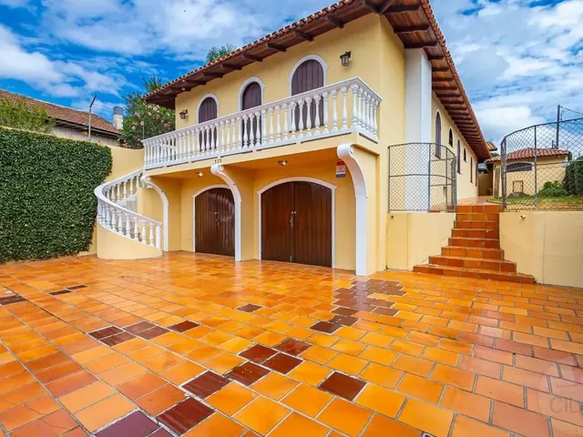 Casa 4 quartos e 3 banheiros, para alugar, no bairro SANTA FELICIDADE em Curitiba