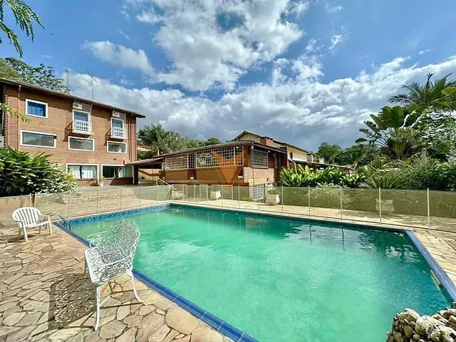 Casa com 1053m² 5 quartos e 6 banheiros, à venda ou para alugar, no bairro Parque Dom Henrique em Cotia