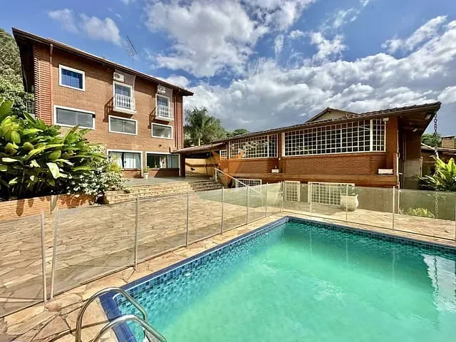 Casa com 1053m² 5 quartos e 6 banheiros, à venda ou para alugar, no bairro Parque Dom Henrique em Cotia