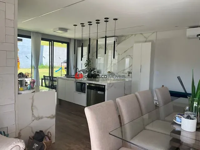 Casa com 720m² 4 quartos e 3 banheiros, à venda, no bairro Estância Santa Maria do Portão em Atibaia
