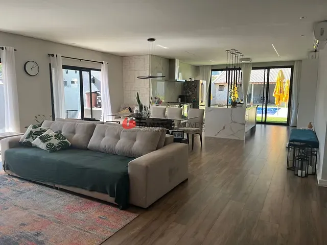 Casa com 720m² 4 quartos e 3 banheiros, à venda, no bairro Estância Santa Maria do Portão em Atibaia