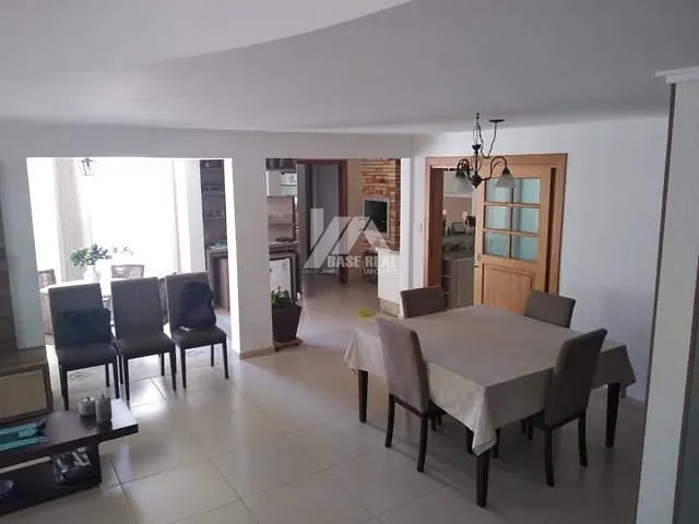 Casa com 465m² 4 quartos e 4 banheiros, à venda, no bairro Oficinas em Ponta Grossa
