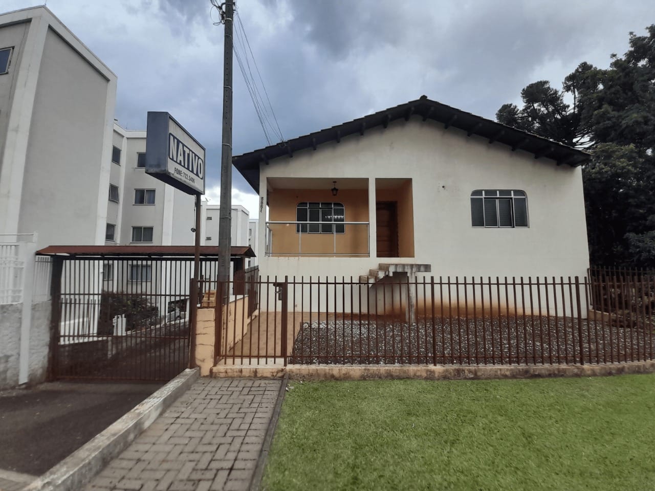 Casa para alugar com 3 dormitórios, 1 banheiro, 3 vagas de garagens e 250m² de área privativa no bairro Centro
