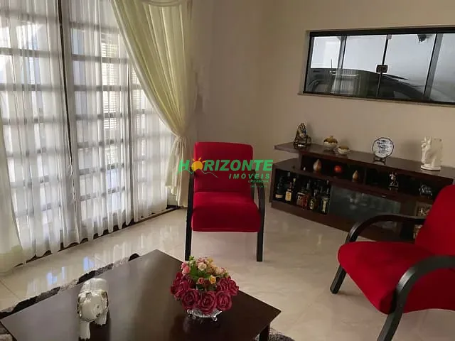 Casa com 300m² 3 quartos e 3 banheiros, à venda, no bairro Vila Geny em Lorena