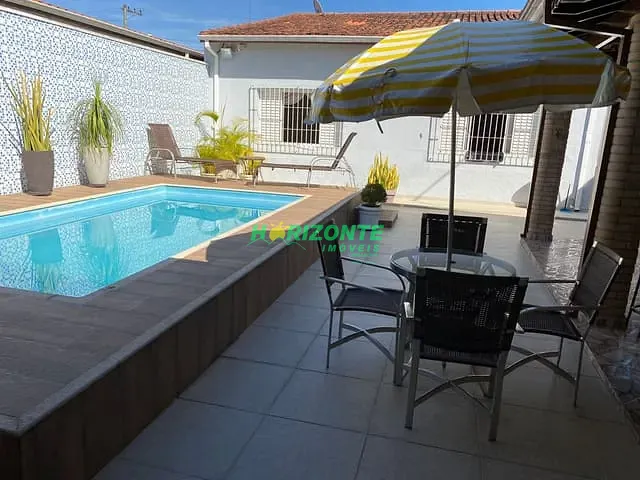 Casa com 300m² 3 quartos e 3 banheiros, à venda, no bairro Vila Geny em Lorena