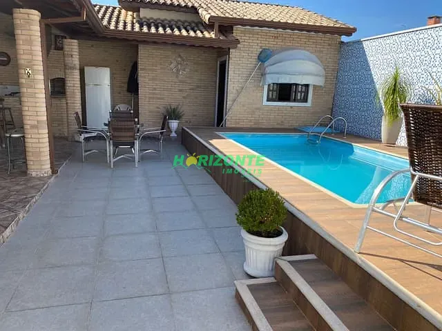 Casa com 300m² 3 quartos e 3 banheiros, à venda, no bairro Vila Geny em Lorena