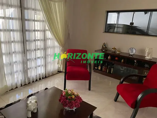 Casa com 300m² 3 quartos e 3 banheiros, à venda, no bairro Vila Geny em Lorena