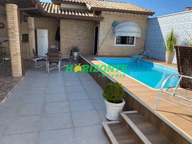 Casa com 300m² 3 quartos e 3 banheiros, à venda, no bairro Vila Geny em Lorena