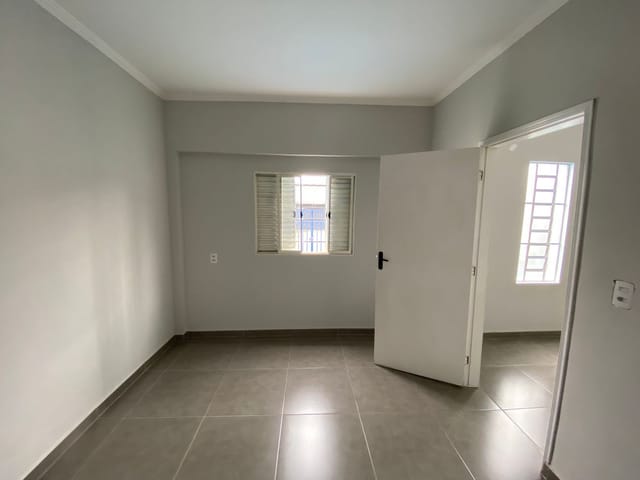 Casa com 255m² 3 quartos e 1 banheiro, para alugar, no bairro Parque Residencial Campina Grande em Campinas