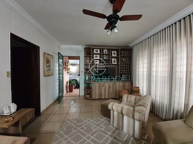 Casa com 300m² 3 quartos e 3 banheiros, à venda, no bairro Jardim Adriana II em Londrina