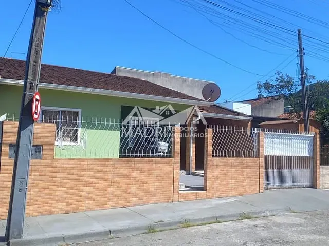 Casa 3 quartos e 2 banheiros, à venda, no bairro Madri em Palhoça