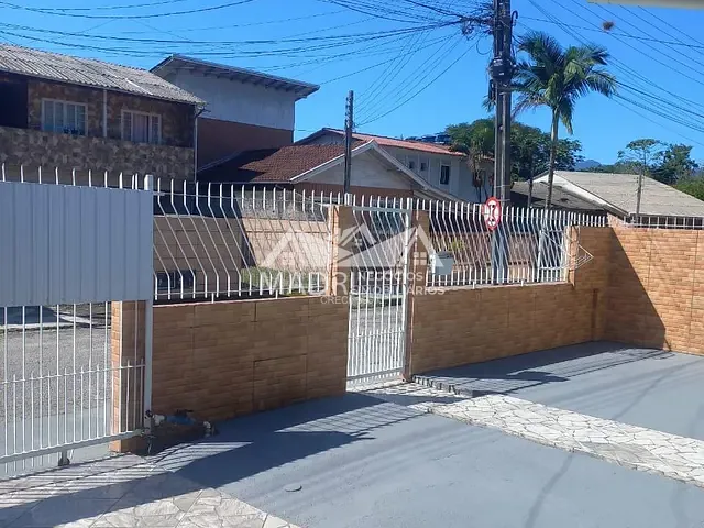 Casa 3 quartos e 2 banheiros, à venda, no bairro Madri em Palhoça