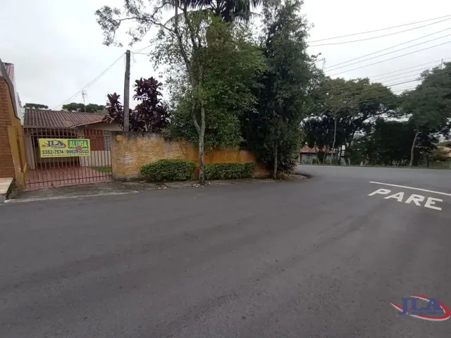 Casa 4 quartos e 2 banheiros, para alugar, no bairro Bacacheri em Curitiba