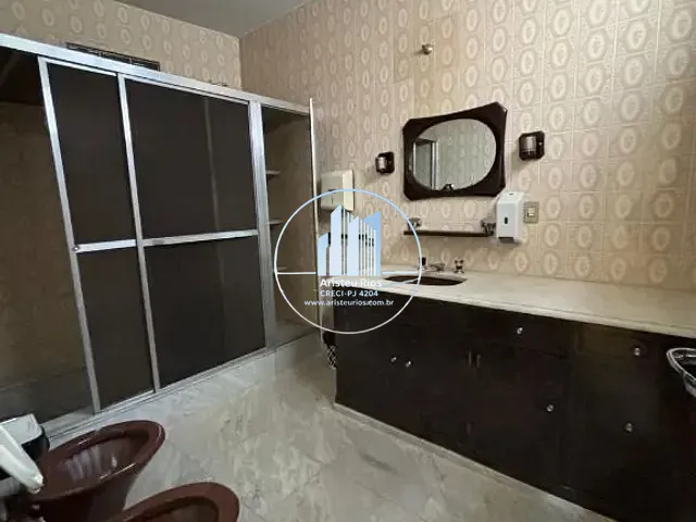 Casa com 449m² 5 quartos e 4 banheiros, para alugar, no bairro Centro em Pouso Alegre